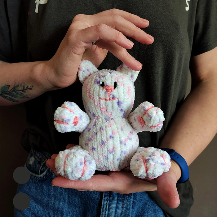 Біленьке велюрове кошеня